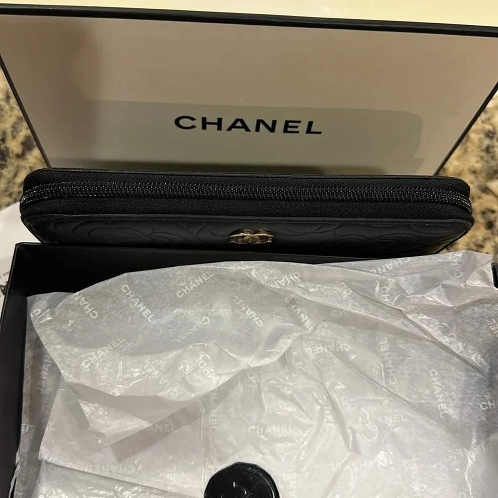 CHANEL Black leather Floral Camellia Embossed Wallet CC Gold Logo